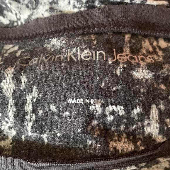 Adorable Calvin Klein top! - Picture 5 of 6